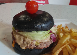 Assiette composée d'un burger au pain noir, de frites maison, à déguster près de Bourges (18)chez The Walk Diner