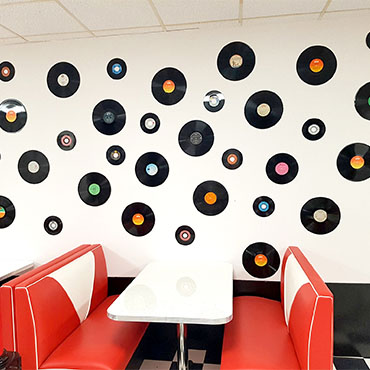 Ambiance américaine : décoration avec des vinyles accrochés au mur