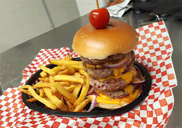 Assiette composée d'un burger à 4 steacks, des frites maison, à déguster au Walk Diner près de Bourges (18)