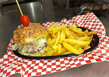 Burger gourmet et frites maison au Walk Diner près de Bourges (18)